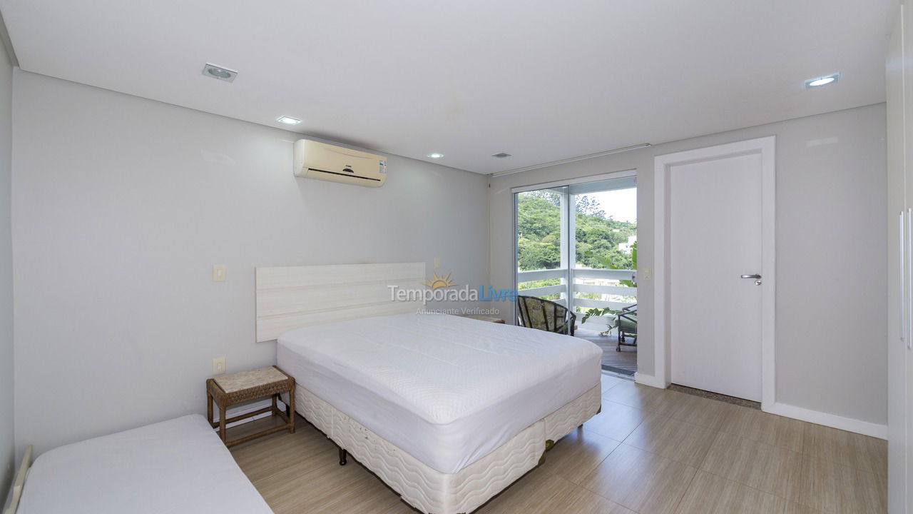House for vacation rental in Bombinhas (Praia de Zimbros)