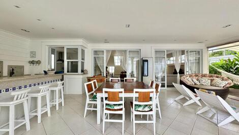 Baleia, alquiler, 4 suites, piscina, barbacoa, alto nivel