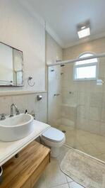 Baleia, alquiler, 4 suites, piscina, barbacoa, alto nivel