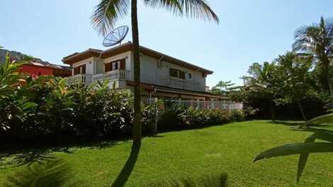 6 bedrooms, swimming pool and barbecue. 300 meters from the sandy beach.