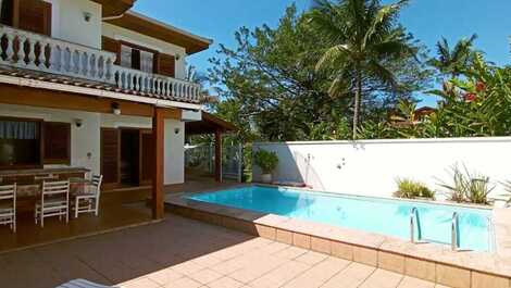 6 bedrooms, swimming pool and barbecue. 300 meters from the sandy beach.