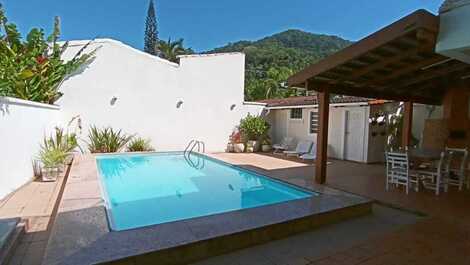 6 bedrooms, swimming pool and barbecue. 300 meters from the sandy beach.