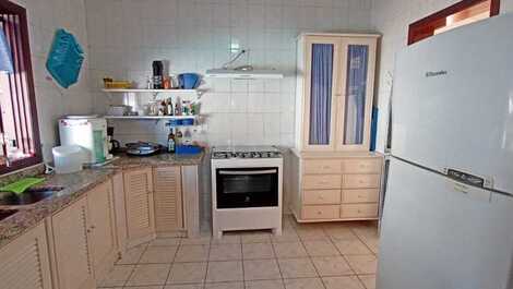 6 bedrooms, swimming pool and barbecue. 300 meters from the sandy beach.
