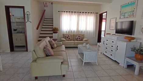6 bedrooms, swimming pool and barbecue. 300 meters from the sandy beach.