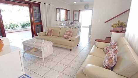 6 bedrooms, swimming pool and barbecue. 300 meters from the sandy beach.