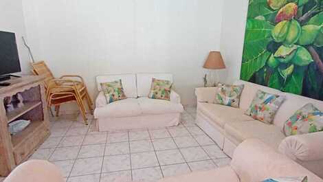 6 bedrooms, swimming pool and barbecue. 300 meters from the sandy beach.