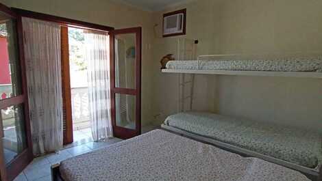 6 bedrooms, swimming pool and barbecue. 300 meters from the sandy beach.