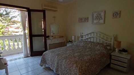 6 bedrooms, swimming pool and barbecue. 300 meters from the sandy beach.