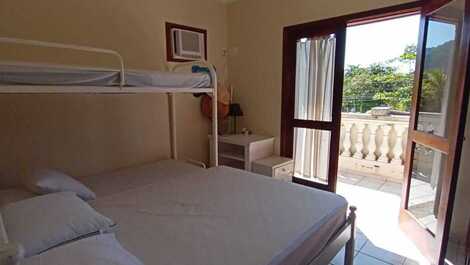 6 bedrooms, swimming pool and barbecue. 300 meters from the sandy beach.