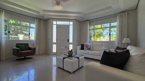 SEASONAL RENTAL: JURERÊ, 4 BEDROOMS, 450 METERS FROM THE BEACH