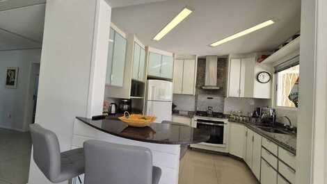 SEASONAL RENTAL: JURERÊ, 4 BEDROOMS, 450 METERS FROM THE BEACH