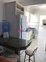 Apartamento 03 dorm.em condomínio fechado c/piscina e ar condicionado