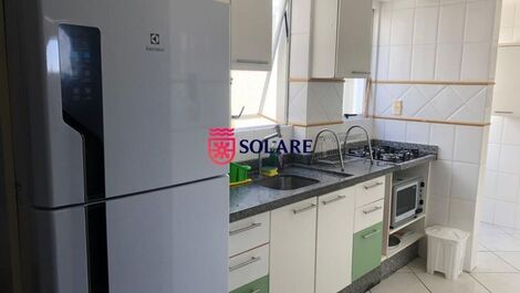 Apartamento 03 dorm.em condomínio fechado c/piscina e ar condicionado