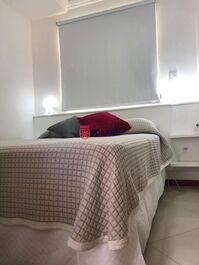 Apartamento 03 dorm.em condomínio fechado c/piscina e ar condicionado
