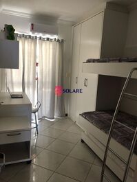 Apartamento 03 dorm.em condomínio fechado c/piscina e ar condicionado