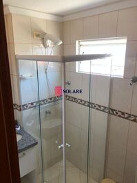 Apartamento 03 dorm.em condomínio fechado c/piscina e ar condicionado