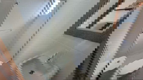 Apartamento 02 dormitórios c/ internet,ar condicionado e churrasqueira