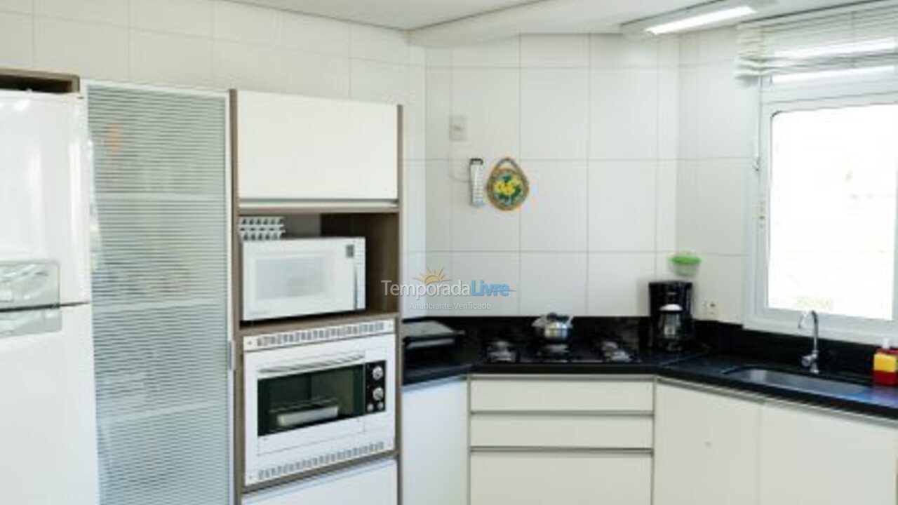 Apartamento para aluguel de temporada em Governador Celso Ramos (Praia de Palmas)