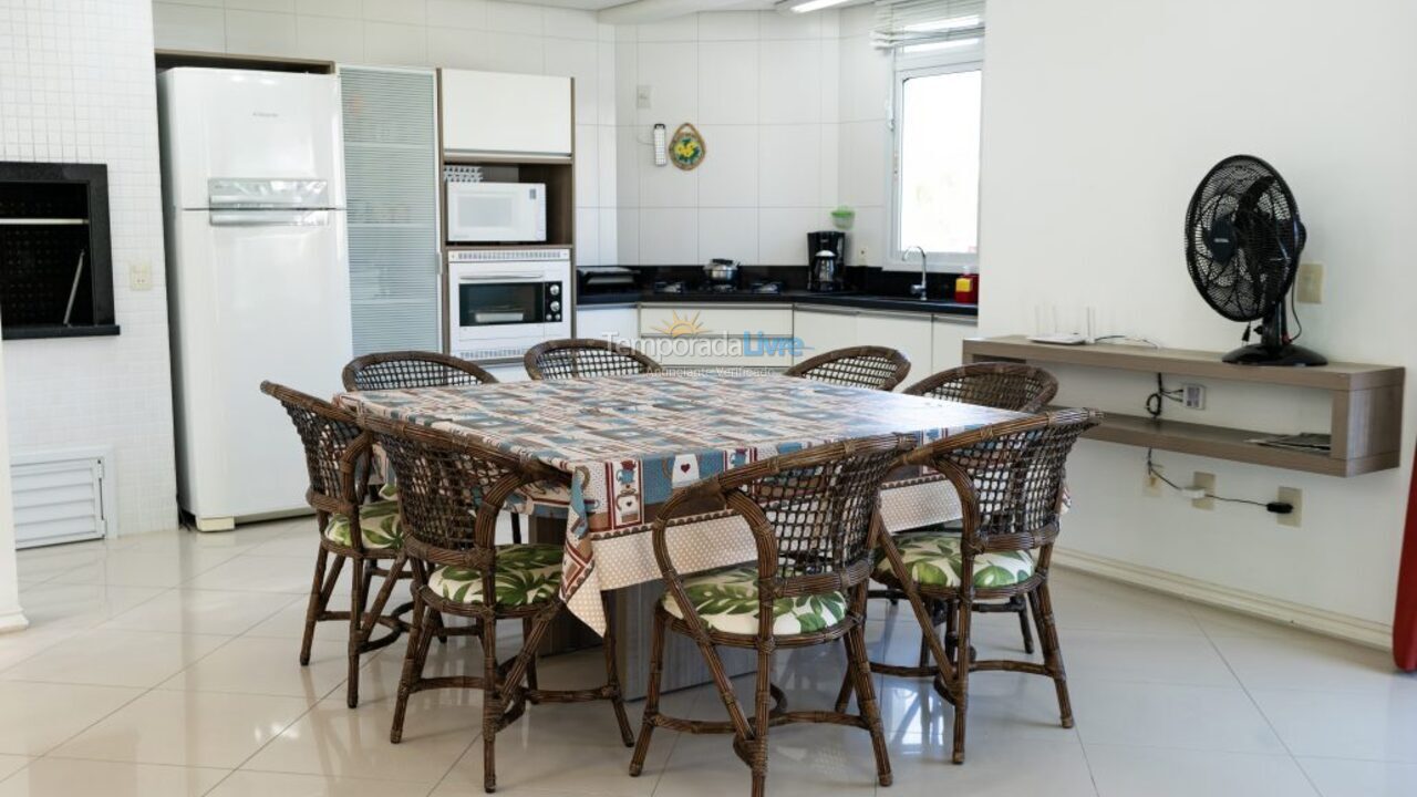 Apartamento para aluguel de temporada em Governador Celso Ramos (Praia de Palmas)