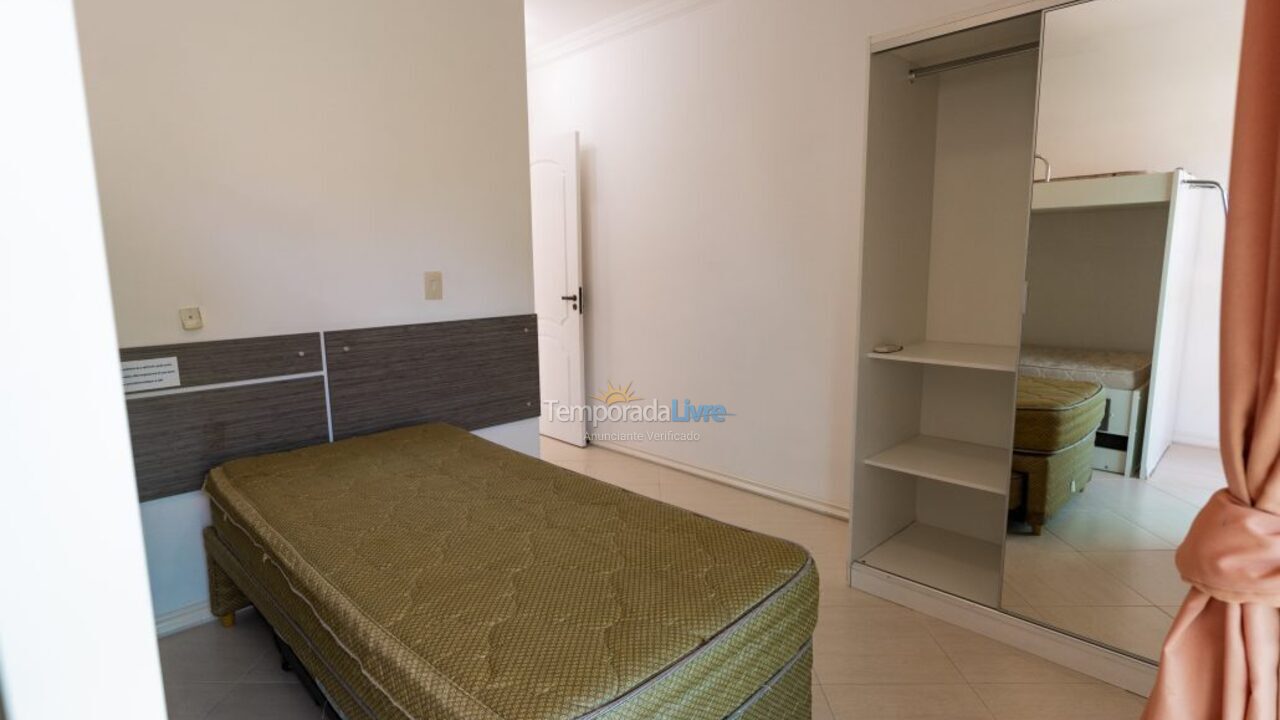 Apartamento para aluguel de temporada em Governador Celso Ramos (Praia de Palmas)