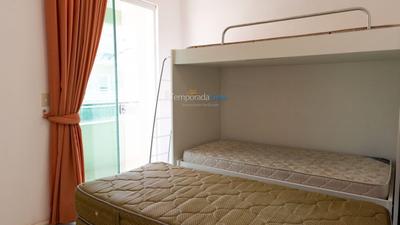 Apartamento para aluguel de temporada em Governador Celso Ramos (Praia de Palmas)