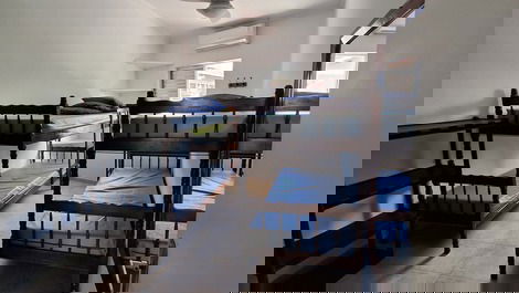 Dormitório contém 2 camas beliche