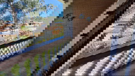 Varanda que dá para o jardim 