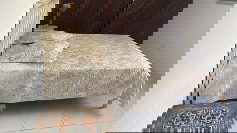 Suíte master com guarda roupa e cama queen