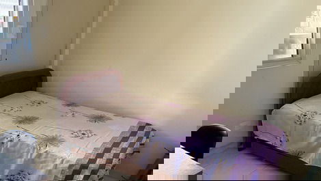 Quarto com cama de solteiro e cama de amigo 