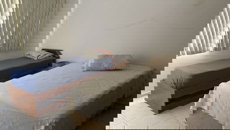 Quarto com 1 cama de casal e 1 de solteiro com cama de amigo 