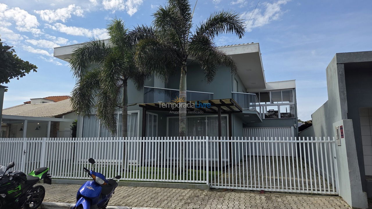 Casa para aluguel de temporada em Bombinhas (Praia de Zimbros)