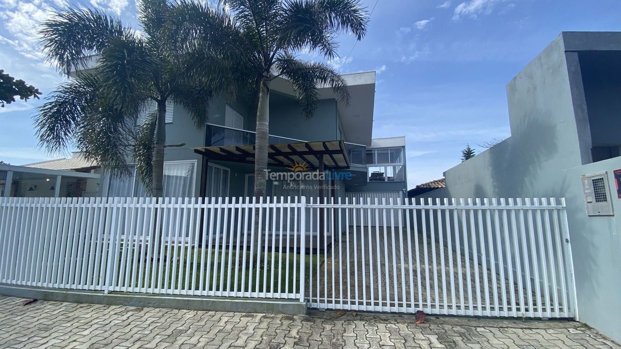Casa para aluguel de temporada em Bombinhas (Praia de Zimbros)