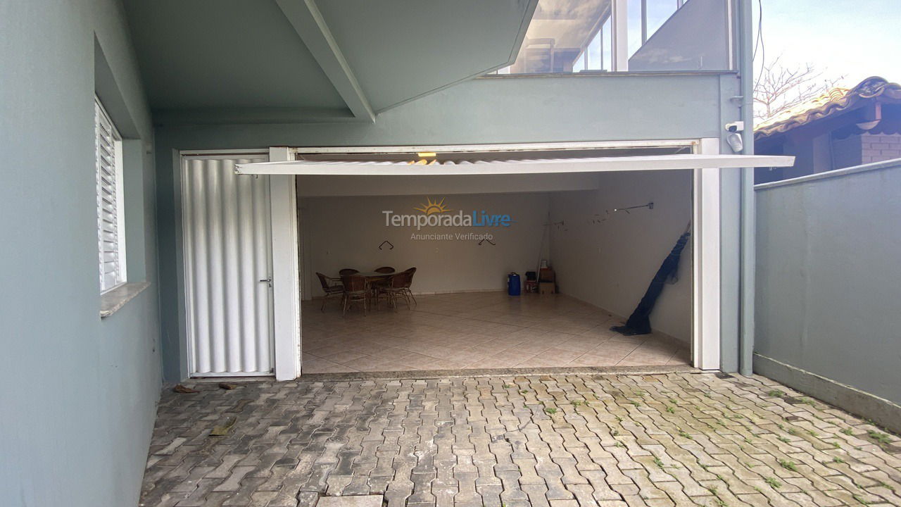Casa para aluguel de temporada em Bombinhas (Praia de Zimbros)