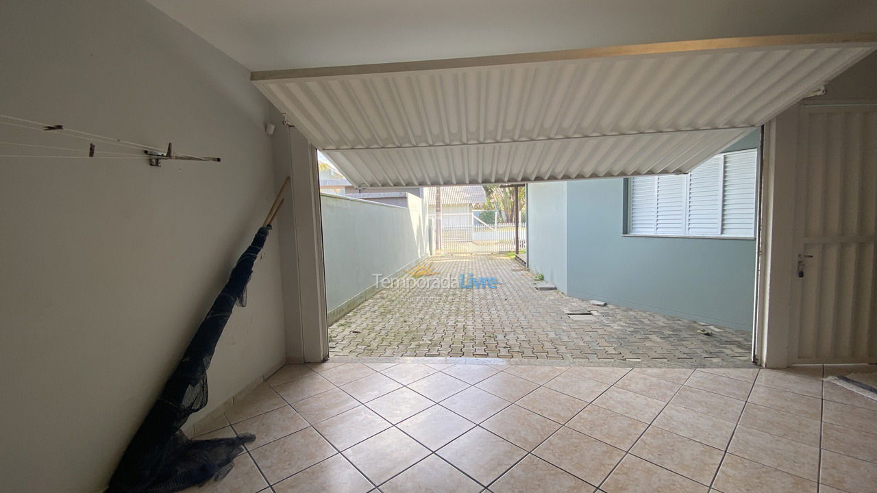 Casa para aluguel de temporada em Bombinhas (Praia de Zimbros)