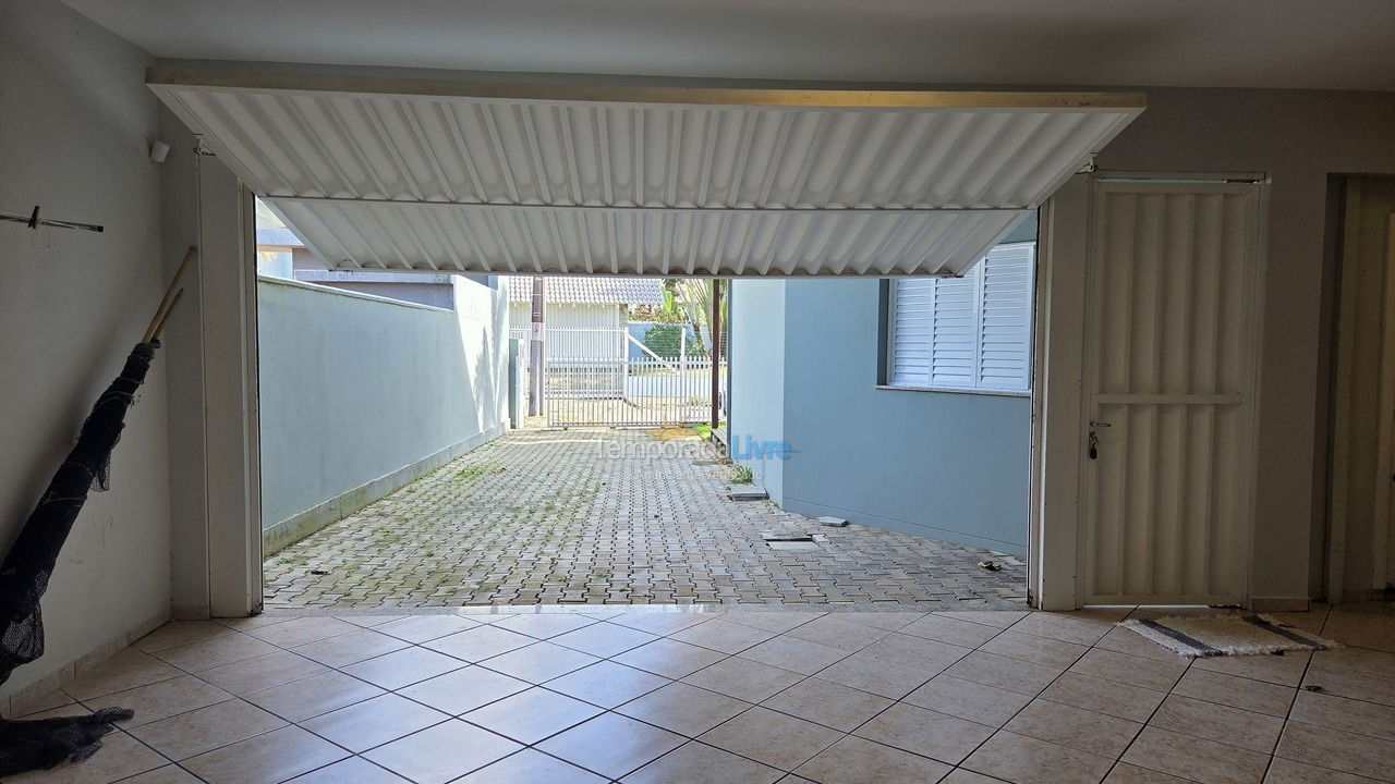 Casa para aluguel de temporada em Bombinhas (Praia de Zimbros)