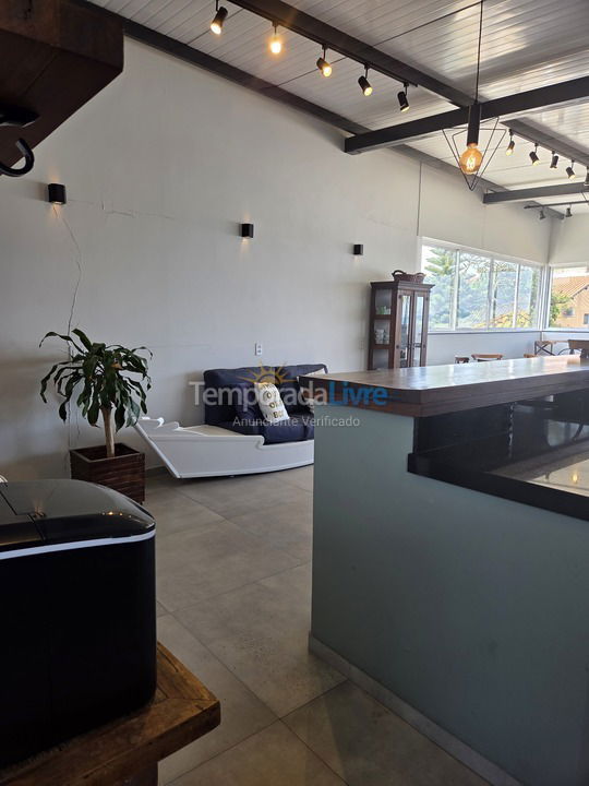 Casa para aluguel de temporada em Bombinhas (Praia de Zimbros)