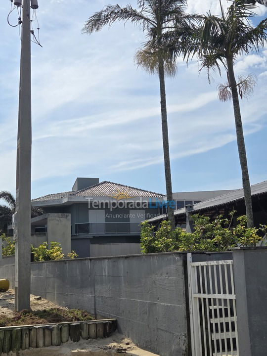 Casa para aluguel de temporada em Bombinhas (Praia de Zimbros)