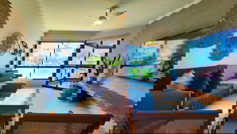 Sala de estar com vista ao jardim e mar