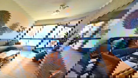 Sala de estar com vista ao jardim e mar