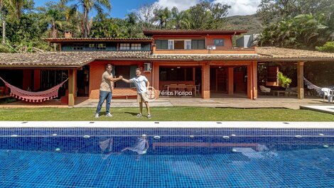 Amplia Casa Área Gourmet, Piscina, Cancha de Futbol y Amplio Jardín