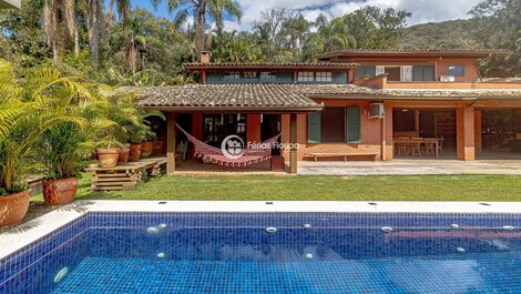 Amplia Casa Área Gourmet, Piscina, Cancha de Futbol y Amplio Jardín