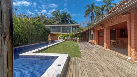 Amplia Casa Área Gourmet, Piscina, Cancha de Futbol y Amplio Jardín