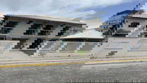 Apartments in the center of Bombinhas for up to 5 people