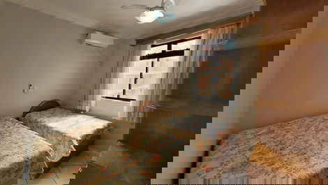 Apartamento 03 dormitórios, 50m do mar para 9 pessoas