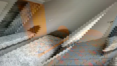 Apartamento 03 dormitórios, 50m do mar para 9 pessoas