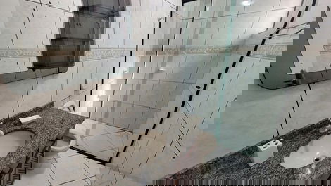 Apartamento 03 dormitórios, 50m do mar para 9 pessoas