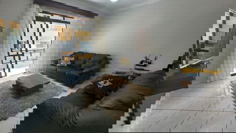 Apartamento 03 dormitórios, 50m do mar para 9 pessoas