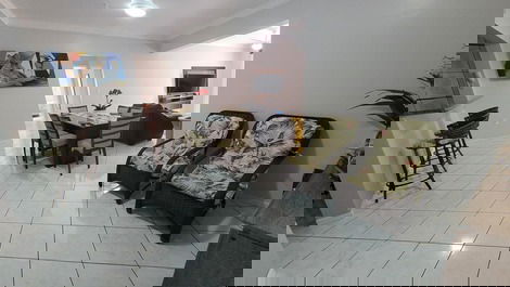 Apartamento 03 dormitórios, 50m do mar para 9 pessoas