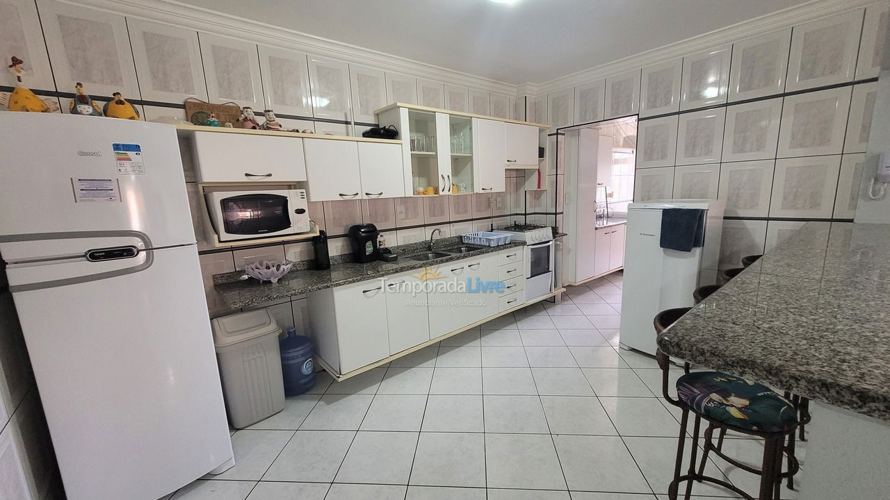 Apartamento para aluguel de temporada em Bombinhas (Praia de Bombas)