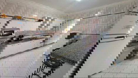 Apartamento 03 dormitórios, 50m do mar para 9 pessoas